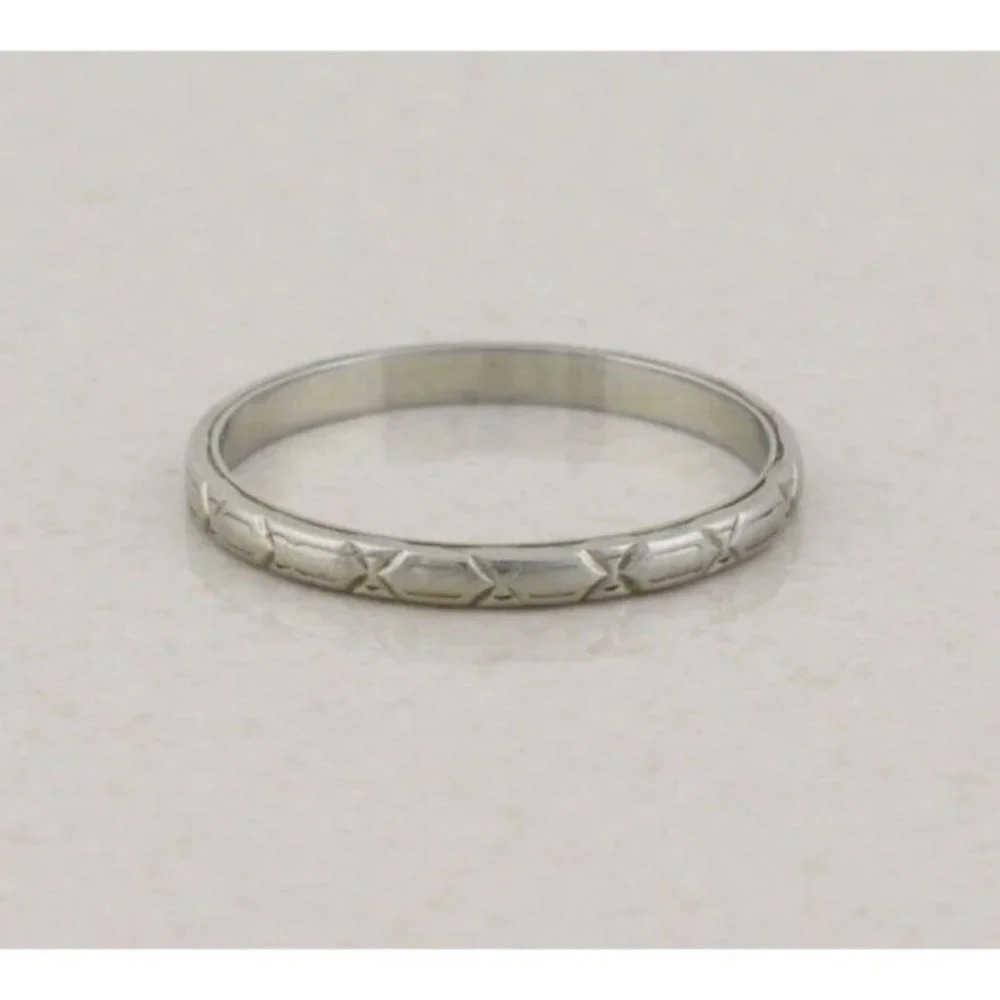 18k White Gold Antique Art Deco Patterned Band Ring Size 8